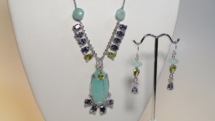 Iolite and Peridot Faceted Gemstone Necklace with Earrings.